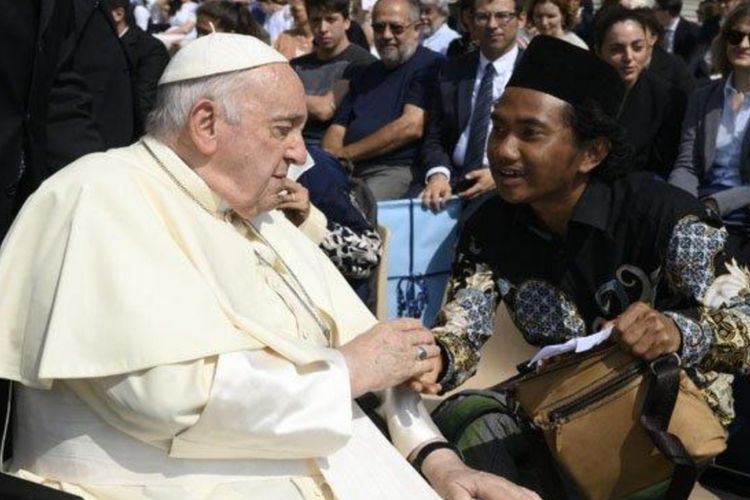 Deni Iskandar, mahasiswa Indonesia dapat beasiswa ke Vatikan dan bertemu Paus Fransiskus. 