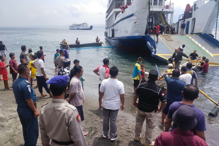 Evakuasi penumpang KMP Tiga Anugerah yang kandas di tepi Pantai Gilimanuk, Jembrana, Bali.
