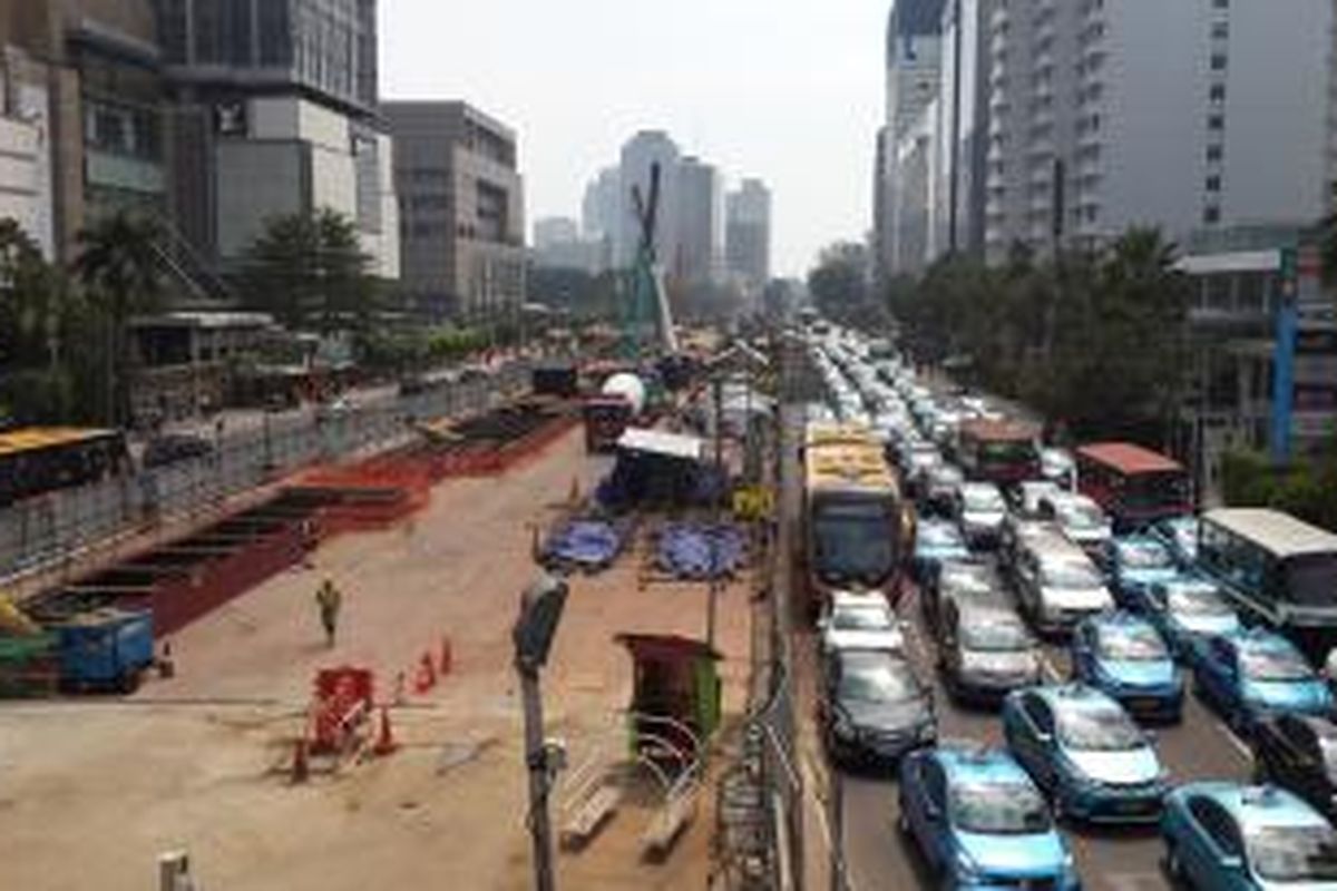 Kemacetan di Jalan MH Thamrin menuju Jalan Jenderal Sudirman imbas pengerjaan proyek Mass Rapid Transportation (MRT), Senin (25/5/2015). Di jalan  tersebut terdapat penyempitan jalan.