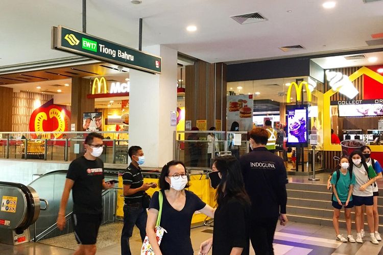 Warga Singapura yang memakai masker terlihat berseliweran di Stasiun MRT Tiong Bahru dan Tiong Bahru Plaza, Selasa siang (13/10/2020)