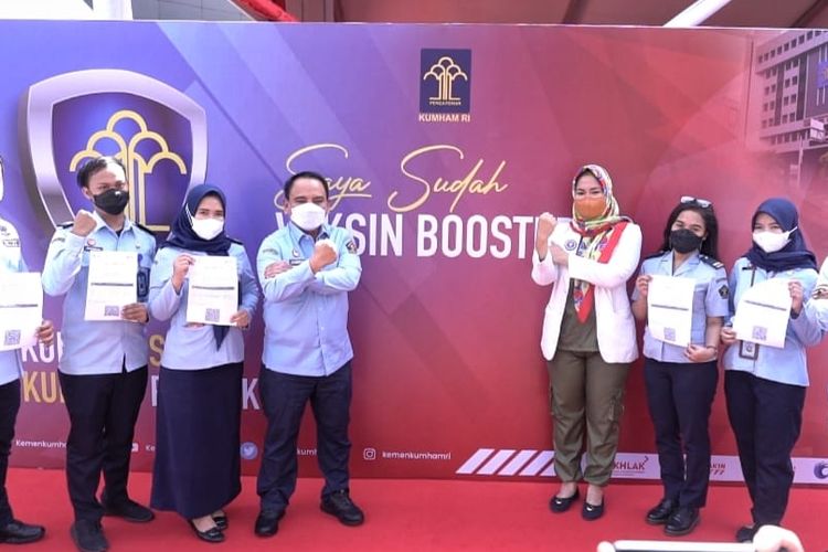 Sebanyak 7.076 pegawai Kementerian Hukum dan Hak Asasi Manusia (Kemenkumham) menerima suntikan vaksin booster Covid-19 tahap kedua, di lapangan kantor Kemenkumham Jakarta, Senin (20/2/2023).