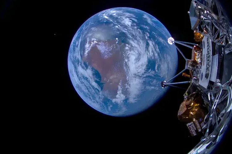 Pendaratan Odyssey di Bulan dan jepretan foto Bumi pertamanya.
