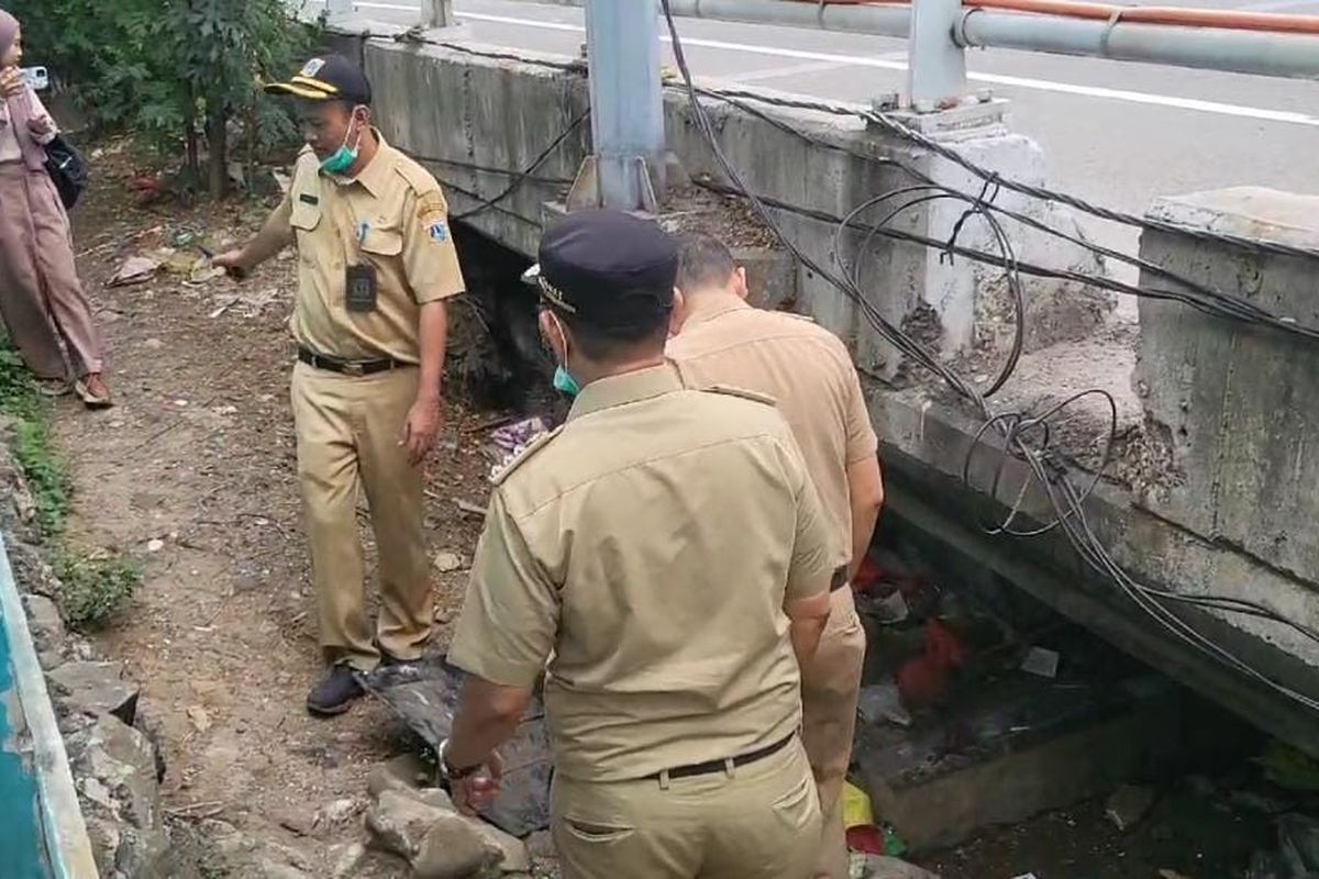 Kolong Tol Angke Mulai Dibersihkan, Banyak Bongkahan Kayu dan Paku Berbahaya