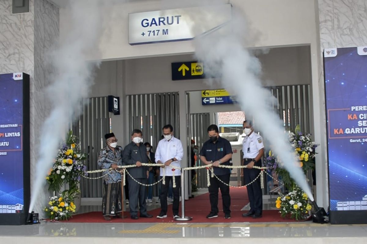 Menteri Perhubungan Budi Karya Sumadi, Menteri BUMN Erick Thohir, dan Bupati Garut Rudy Gunawan saat meresmikan pengaktifan kembali jalur kereta api Cibatu-Garut setelah 40 tahun non-aktif, pada Kamis (24/3/2022).