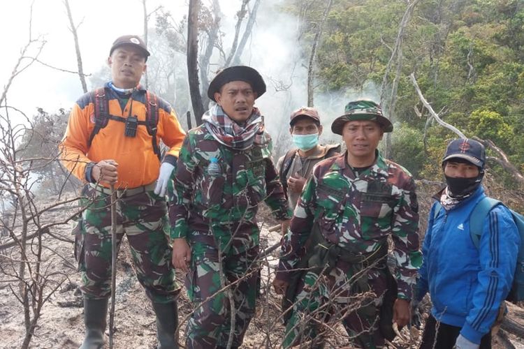 Anggota tim gabungan karhutla Gunung Slamet di area hutan yang telah terbakar di perbatasan Kabupaten Brebes dan Banyumas, Jawa Tengah, Jumat (20/9/2019).
