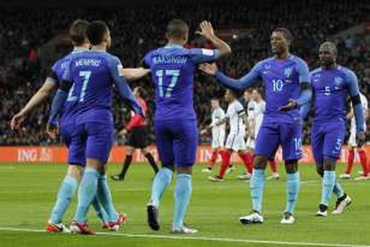 Penyerang Belanda, Luciano Narsingh (tengah), merayakan gol ke gawang Inggris bersama rekan-rekannya, dalam laga persahabatan di Stadion Wembley, Selasa (29/3/2016) waktu setempat.