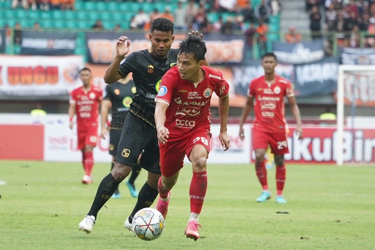 Pemain Persija Jakarta Witan Sulaeman dijaga ketat pemain Barito Putera saat pertandingan pekan ke-26 Liga 1 2022-2023 yang berakhir dengan skor 2-1 di Stadion Patriot Candrabhaga Bekasi, Rabu (22/2/2023) sore.                        