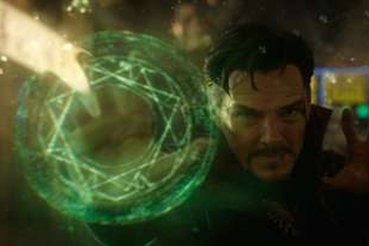 Benedict Cumberbatch beraksi dalam film Doctor Strange (2016)