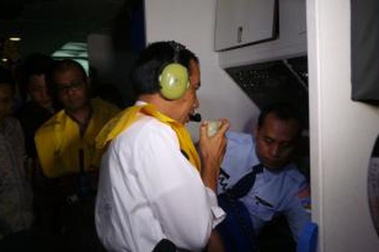 Jokowi ketika memerintahkan pengiriman besar-besaran kapal ke lokasi temuan di pangkalan bun