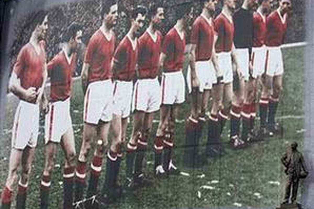 Lukisan mural tim MU yang terlibat kecelakaan pada tragedi Muenchen 1958 menghiasi tembok timur Stadion Old Trafford sejak 22 Januari. 