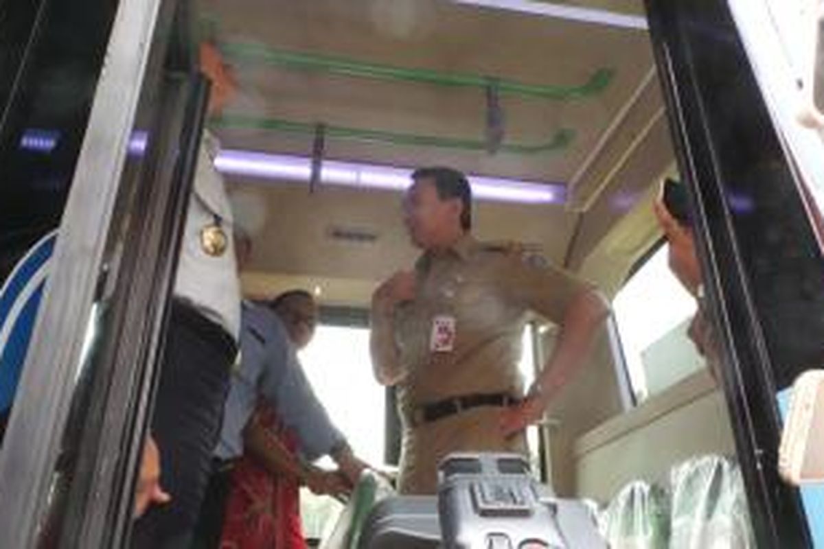 Gubernur DKI Jakarta Basuki Tjahaja Purnama saat berfoto di dalam bus Kopaja yang terintegrasi transjakarta, di Balai Kota, Rabu (24/6/2015). 