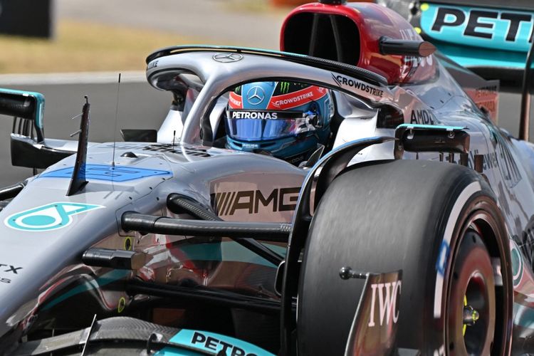 Pebalap Mercedes, George Russell, mencatatkan pole position di sesi Kualifikasi F1 GP Hongaria pada Sabtu (30/7/2022) malam WIB.