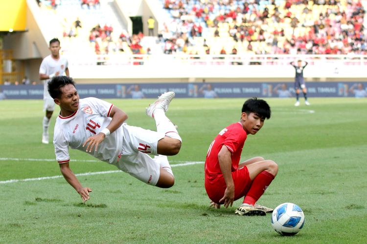 Pemain Timnas U16 Indonesia Fabio Azka Irawan berduel dengan pemain Vietnam saat laga perebutan tempat ketiga Piala AFF U16 2024 yang berakhir dengan skor 5-0 di Stadion Manahan Solo, Rabu (3/7/2024) sore.