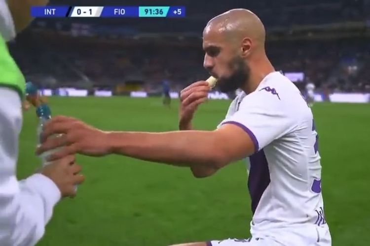 Gelandang Fiorentina, Sofyan Amrabat, terlihat memakan pisang dan meminum air pada menit-menit krusial injury time kontra Inter Milan pada laga di Giuseppe Meazza, Milan, pada Sabtu (1/4/2023).