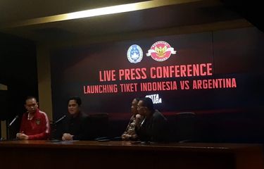 PSSI mengumumkan daftar harga tiket timnas Indonesia vs Argentina dalam konferensi pers yang digelar pada Senin (29/5/2023). Ketua Umum PSSI, Erick Thohir, dalam konferensi pers tersebut mengatakan bahwa tiket Indonesia vs Argentina dijual mulai harga Rp 600.000. 