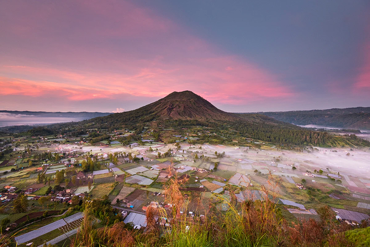 Desa Pinggan menawarkan sensasi bak negeri di atas awan.  