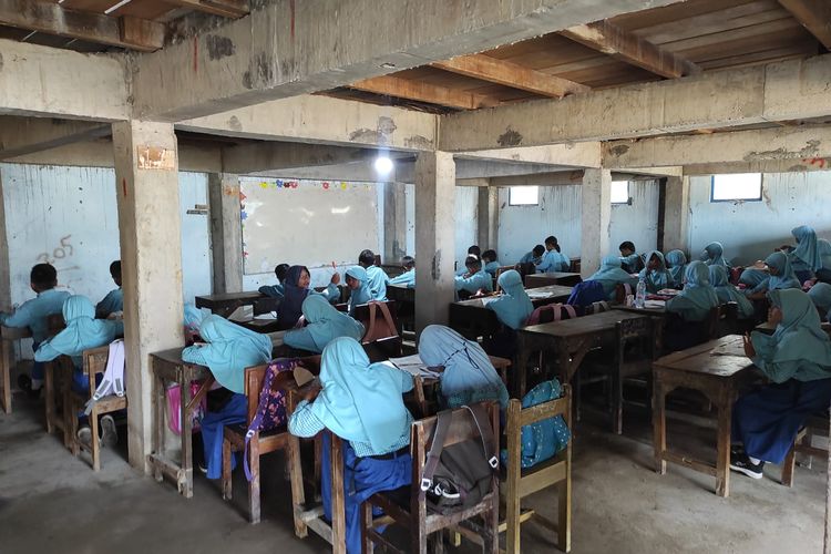 Sekolah Terendam Banjir Rob, Siswa SD di Demak Terpaksa Belajar di Kolong Bangunan 