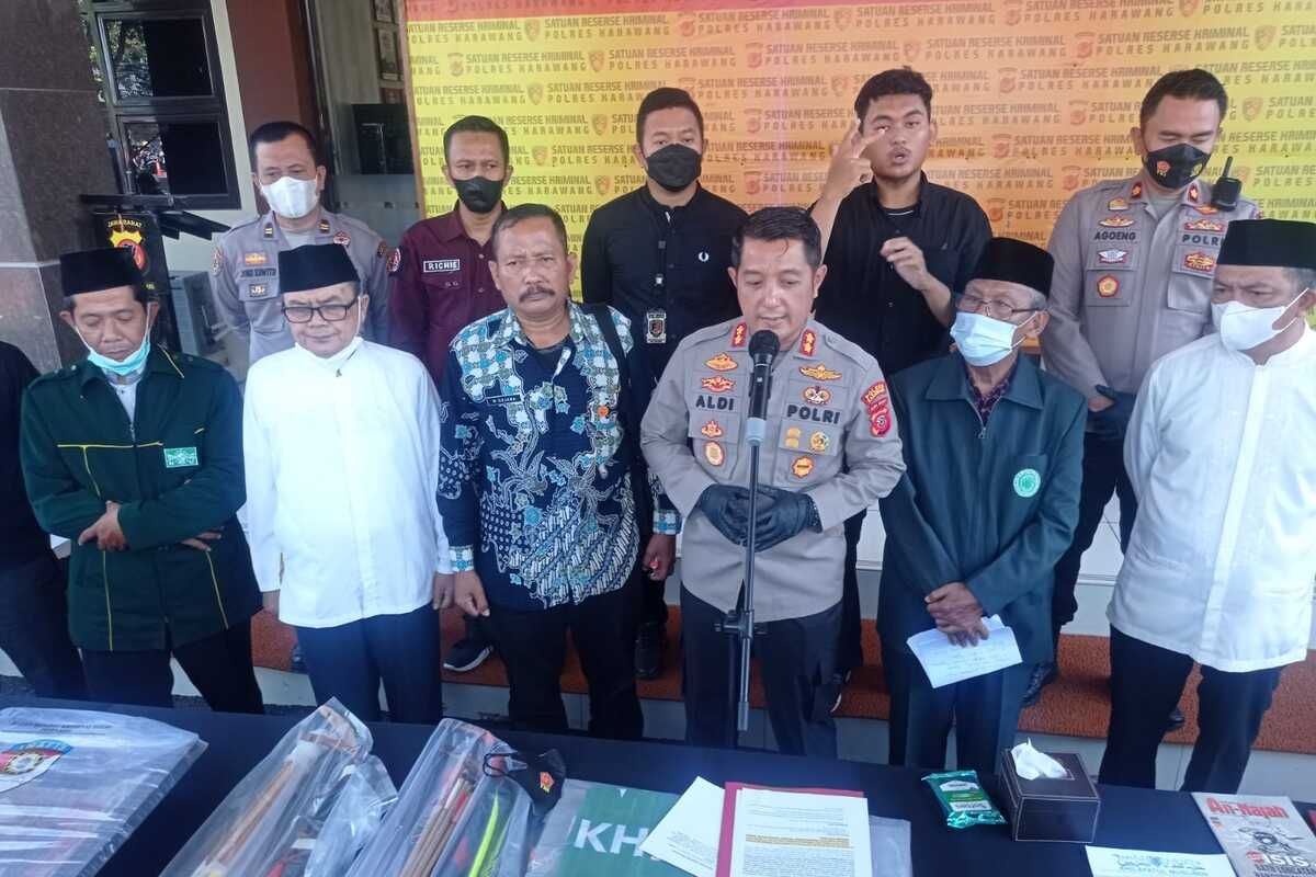 Kapolres Karawang AKBP Aldi Subartono dan jajaran saat memberikan keterangan pers terkait konvoi organiasi Khilafatul Muslimin di Mapolres Karawang, Jumat (10/6/2022).