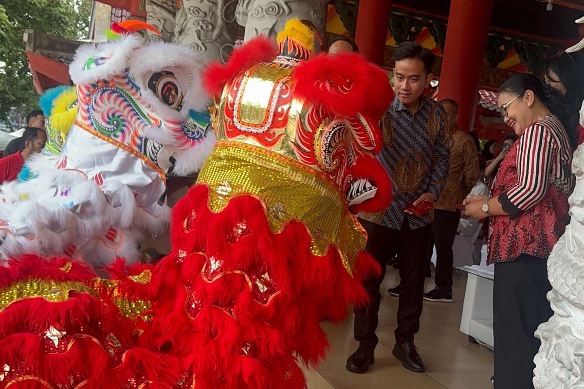 Wali Kota Semarang Agustina Wilujeng mendampingi kunjungan kerja Wakil Presiden (Wapres) Republik Indonesia (RI) Gibran Rakabuming Raka di kawasan wisata religi dan budaya Klenteng Sam Poo Kong, Sabtu (14/2/2026).