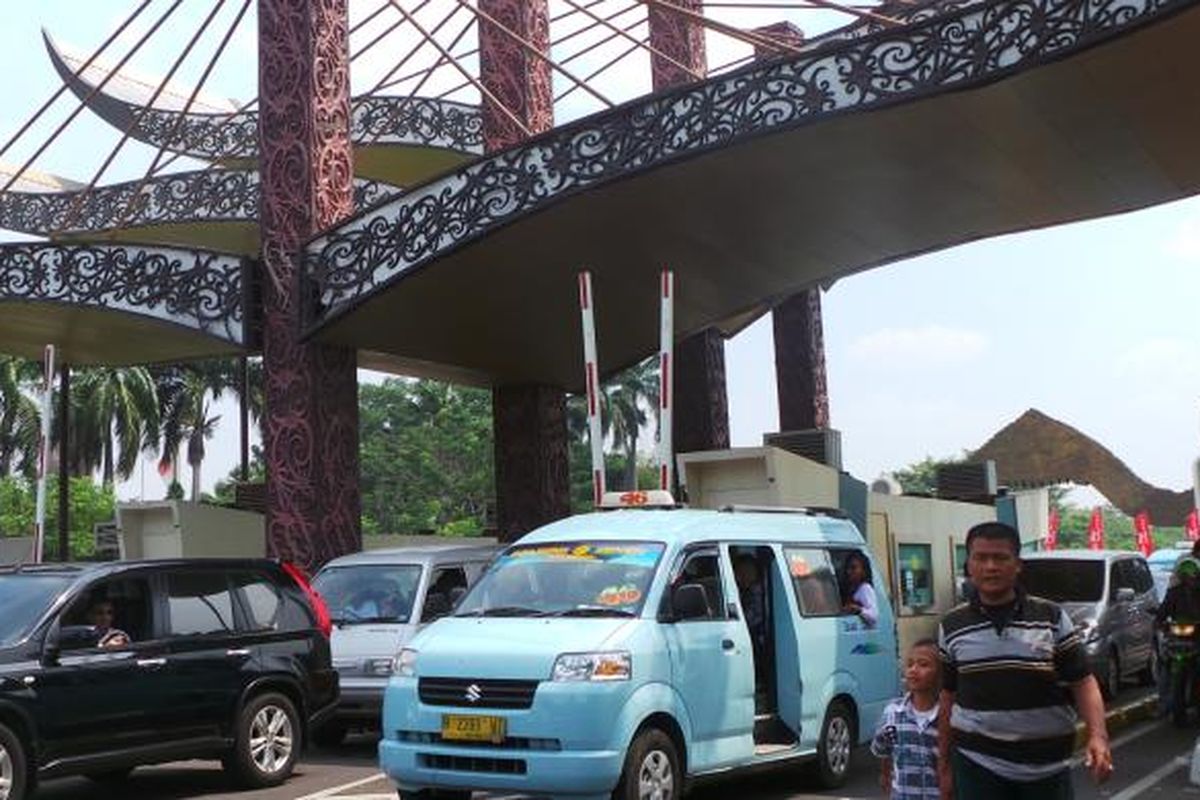 Pintu masuk TMII dipadati kendaraan yang memuat pengunjung liburan di Lebaran ketiga kali ini. Sabtu (10/8/2013).