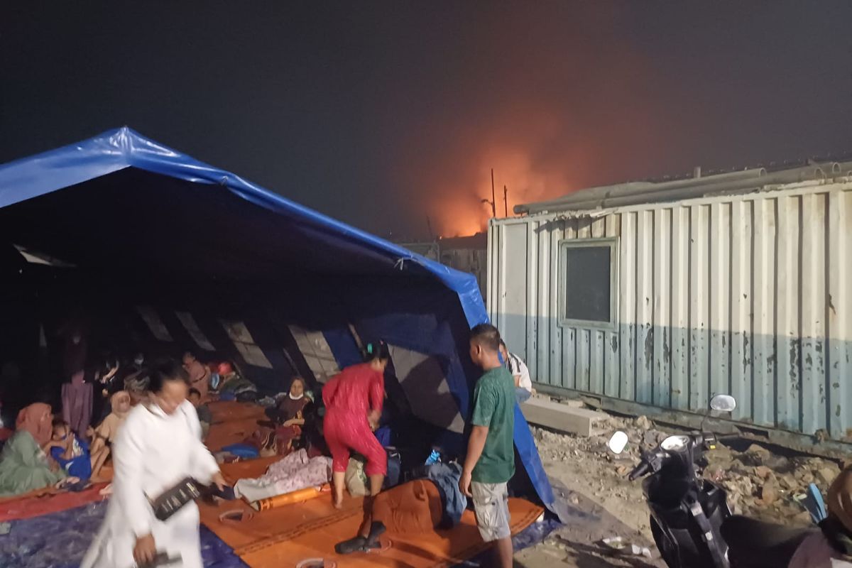 Posko pengungsian korban kebakaran Kapuk Muara, Penjaringan, Jakarta Utara, Minggu (30/7/2023).