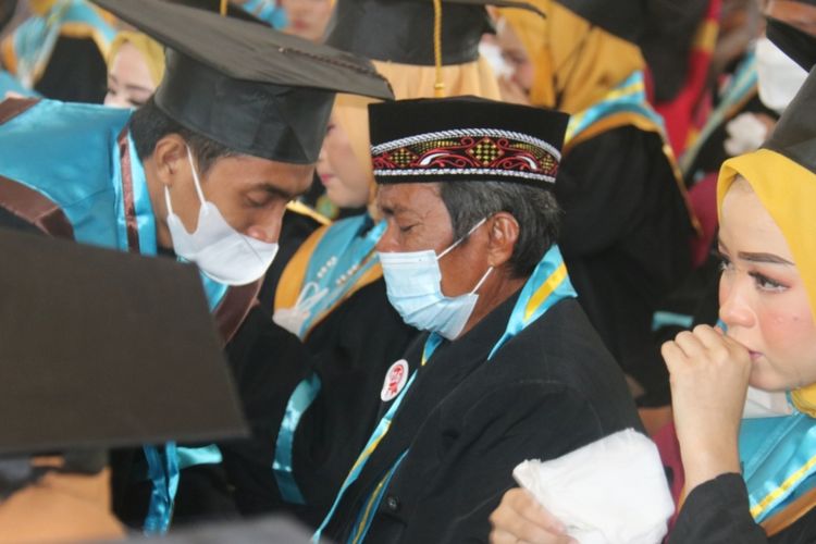 Hasanuddin Daeng Gassing, wakili wisuda anaknya yang meninggal dunia di kampus IAIN Sultan Qaimuddin Kendari. (Foto Dokumentasi Humas IAIN Sultan Qaimuddin Kendari)