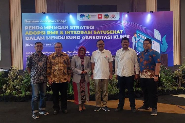 Kemenkominfo bersama Asosiasi Healthtech Indonesia (AHI) dan Digital Transformation Office (DTO) Kemenkes menggelar bimtek pemanfaatan rekam medis elektronik (RME) dan pengintegrasian layanan SATUSEHAT Kemenkes kepada dokter pemilik klinik.