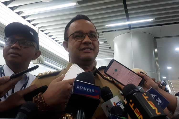 Gubernur DKI Jakarta Anies Baswedan di Stasiun MRT Bundaran Hotel Indonesia, Senin (1/4/2019).