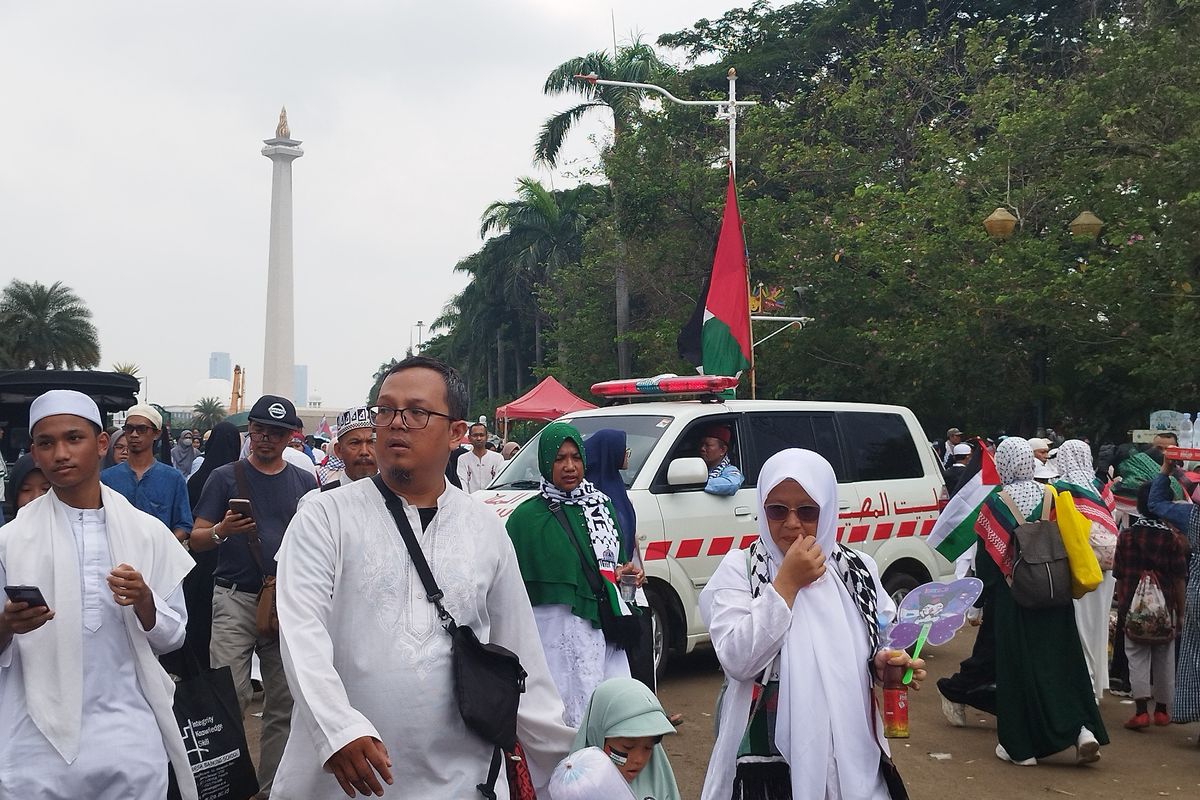 Peserta massa aksi damai bela Palestina mulai meninggalkan area Monas, Jakarta Pusat, Minggu (5/11/2023). (KOMPAS.com/XENA OLIVIA)