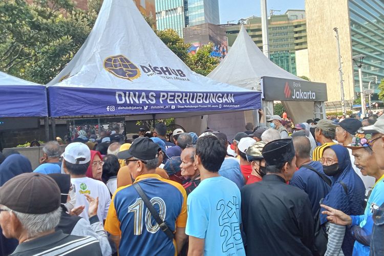 Pendaftaran kartu layanan gratis transportasi umum di Car Free Day Bundaran HI, Jakarta Pusat, Minggu (2/10/2025)