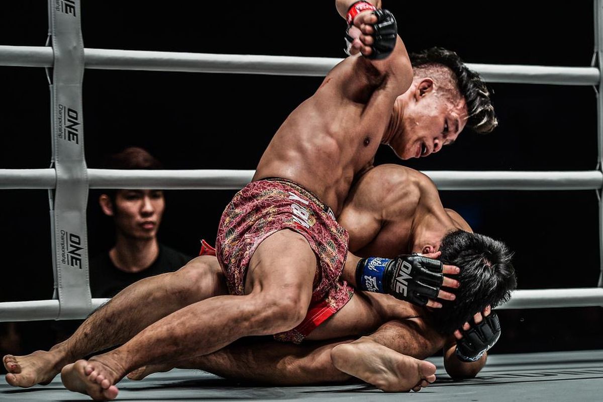 Petarung ONE Championship asal Papua, Adrian Mattheis (atas).