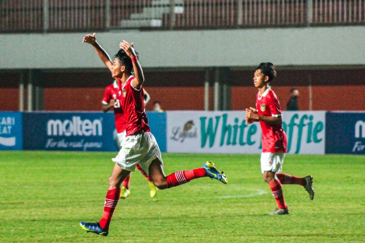 Pemain timnas U16 Indonesia, Arkhan Kaka Putra Purwanto, merayakan golnya ke gawang lawan dalam laga Indonesia vs Filipina pada ajang Piala AFF U16 2022, Minggu (31/7/2022) malam WIB di Stadion Maguwoharjo,