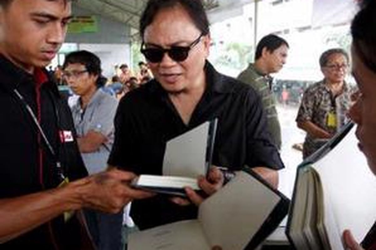 Mantan Kepala Badan Koordinasi Penanaman Modal, Theo F. Toemion (tengah) menandatangani buku karyanya berjudul Uang dan Malapetaka Hancurnya Neokapitalisme dan Neoliberalisme saat peluncuran buku tersebut di Lembaga Pemasyarakatan Kelas IA Cipinang, Jakarta, Senin (15/6). Buku setebal 254 tersebut memaparkan mengenai krisis global hingga solusi mengatasi krisis.