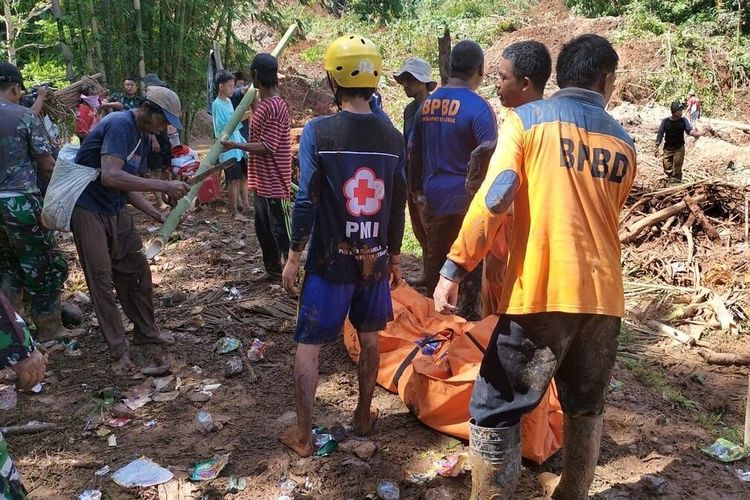 Pencarian terhadap Ujen (55) korban tanah longsor di Kecamatan Muncang, Kabupaten Lebak membuahkan hasil. Jasad Ujen ditemukan pada Selasa (7/3/2023).