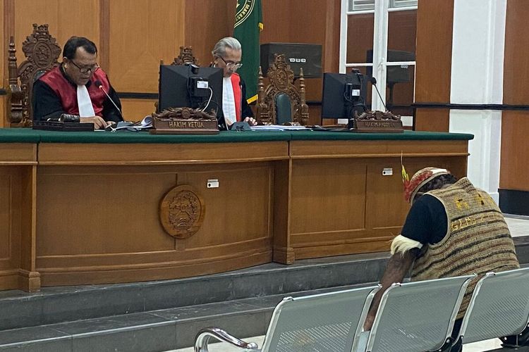 Mantan Bupati Memberamo Tengah, Ricky Ham Pagawak tertunduk di Ruang Haripin Tumpa saat Majelis Hakim Pengadilan Negeri Makassar, Sulsel menjatuhkan vonis 13 tahun penjara