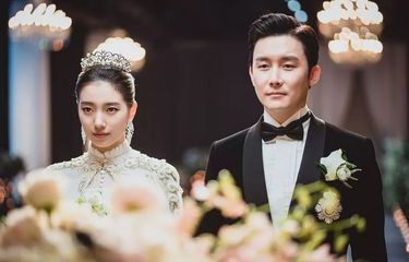 Anna menceritakan kisah Yoo Mi, seorang wanita yang melakukan kebohongan kecil dan akhirnya menjalani kehidupan orang lain (diperankan oleh Suzy).