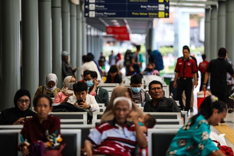 Penumpang menggunakan masker yang dibagikan petugas kesehatan dalam sosialisasi COVID-19 di Stasiun Pasar Senen, Jakarta, Senin (9/3/2020). PT KAI juga menyediakan layanan klinik kesehatan di masing-masing stasiun serta melakukan pengecekan suhu tubuh menggunakan termometer kepada penumpang yang membutuhkan layanan kesehatan.