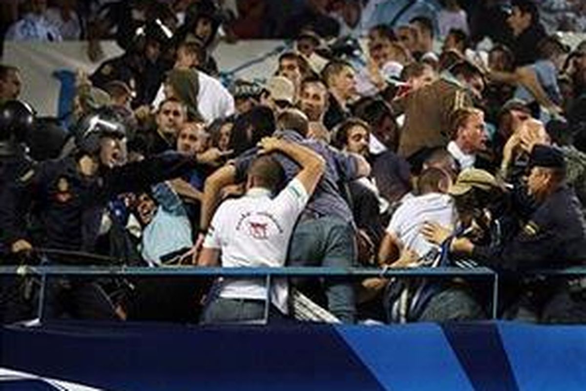 Bentrok polisi dan suporter Marseille pada partai Liga Champions lawan Atletico Madrid ini menyebabkan UEFA mengukum Atletico dua partai usiran.