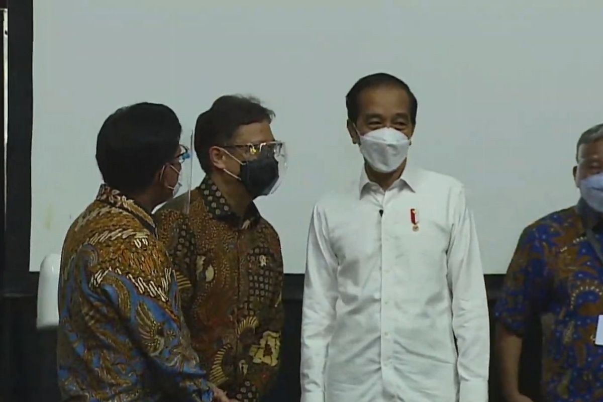 Presiden Joko Widodo meninjau pelaksanaan vaksinasi Covid-19 untuk pers di Hall Basket Gelora Bung Karno (GBK), Senayan, Jakarta Pusat, Kamis (25/2/2021). 