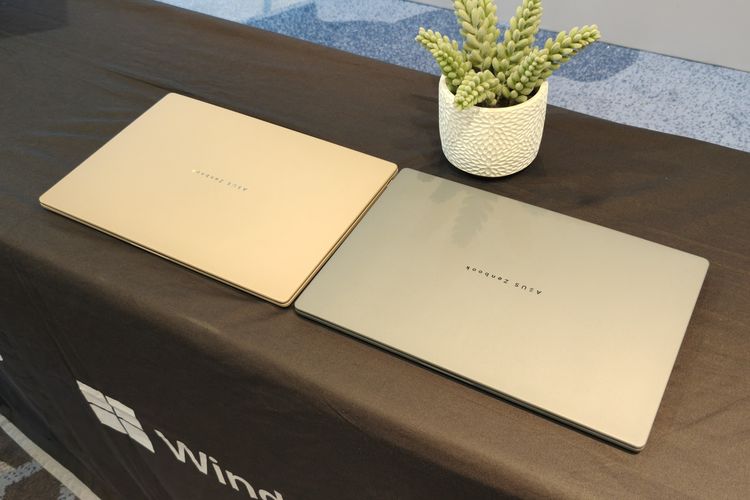 Asus Zenbook A14 dalam warna Zabriskie Beige (kiri) dan Iceland Gray (kanan).