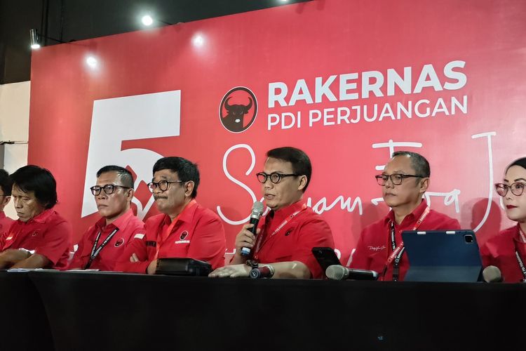 Ketua DPP PDI-P Ahmad Basarah (tengah memegang microphone) dalam Konferensi pers jelang pembukaan Rakernas Kelima PDI-P, di Ancol, Jakarta Utara, Jumat (24/5/2024). 