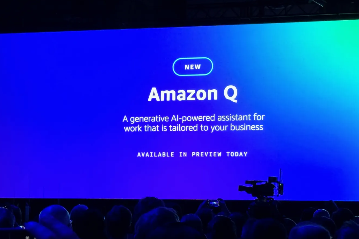 perusahaan teknologi raksasa Amazon turut memperkenalkan chabot/asisten AI baru, bernama Q pada Selasa (28/11/2023). Chatbot AI Q ini ditujukan untuk pengguna dari kalangan bisnis (enterprise), terutama yang menggunakan layanan Amazon Web Service (AWS). Chatbot ini juga ditujukan untuk pengembang (developer) aplikasi/situs serta pekerja TI (teknologi dan informasi). 