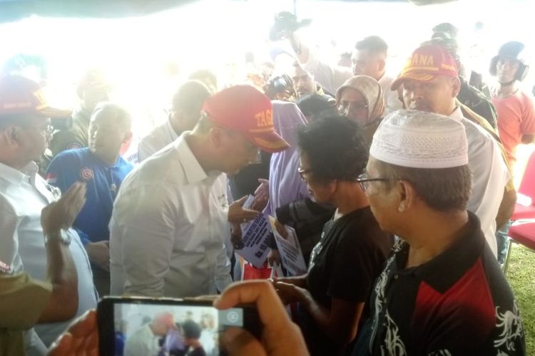 Menteri Sosial RI, Agus Gumiwang Kartasasmita saat memberikan santunan kepada ahli waris keluarga korban meninggal dunia akibat gempa di lokasi pengungsian di Lapangan Hatukau, Batu Merah, Ambon, Senin (30/9/2019)