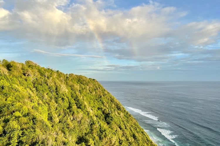 Ilustrasi pemandangan laut dari tebing di daerah Pecatu, Bali.