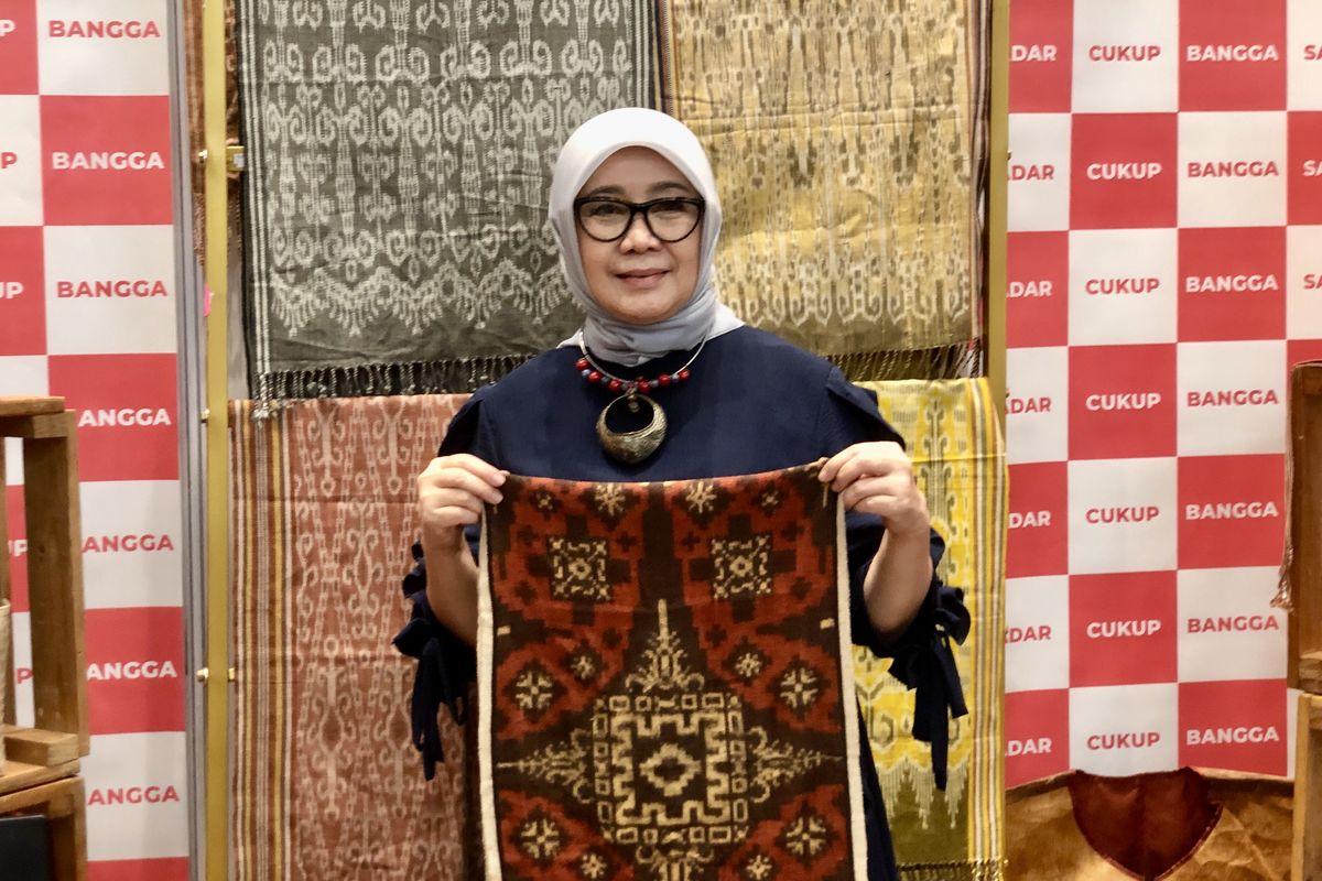 Reni Kusuma Wardhani, seorang pegiat batik sekaligus penulis Buku Step by Step 37 Gaya Mari Berkain menyampaikan tips merawat batik agar tahan lama. 