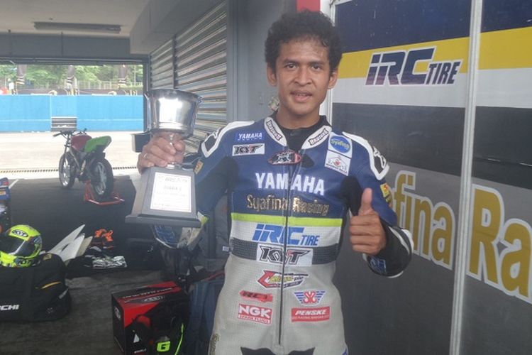Pebalap Yamaha IRC KYT Crimpie Syafina Racing Team, Rafid Topan Sucipto, berpose dengan trofi kemenangannya pada balapan kedua kelas Sport 250cc seri pertama Indospeed Race Series (IRS) 2017 di Sirkuit Sentul, Kabupaten Bogor, Minggu (19/3/2017).