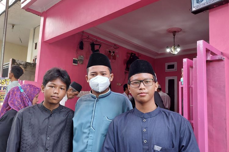 Abesta, Hayzkil, dan Iqbal, mengenang sosok sahabat Dendis Al Fatih yang menjadi salah satu korban robohnya tembok MTsN 19 Pondok Labu akibat banjir yang terjadi pada Kamis (6/10/2022) 