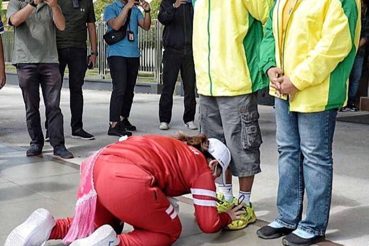 Leani Ratri Oktila mencium kaki ayah dan ibunya saat tiba di VIP Lancang Kuning Bandara Sultan Syarif Kasim II Pekanbaru, Riau, Minggu (19/9/2021).