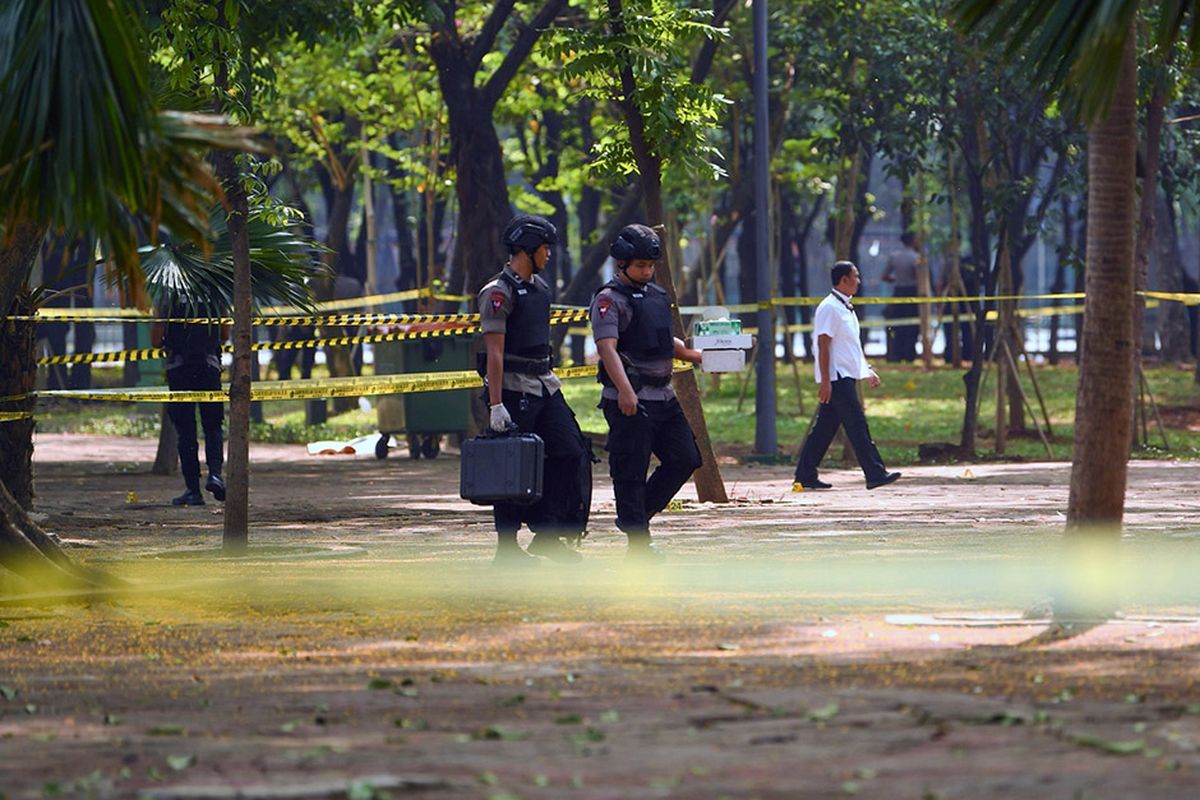 Anggota Gegana Brimob Polri melakukan pemeriksaan TKP ledakan di kawasan Monas, Jakarta, Selasa (3/12/2019). Ledakan diduga berasal dari granat asap terjadi di kawasan Monas pada Selasa pagi dan diketahui melukai dua orang anggota TNI.