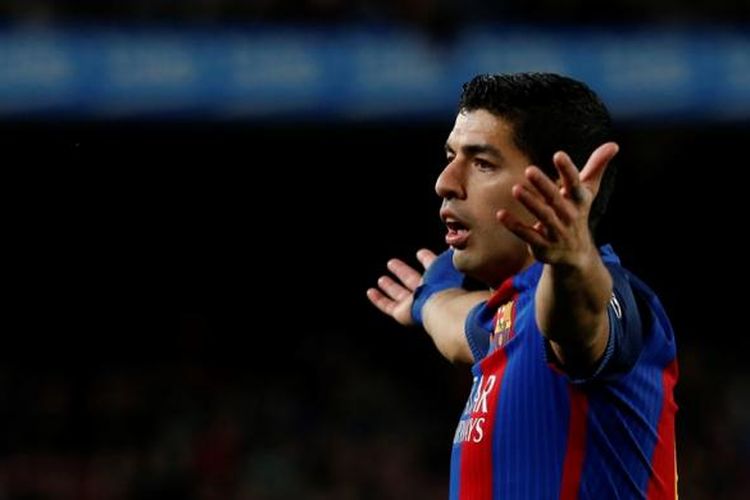 Luis Suarez menunjukkan reaksi terhadap keputusan wasit saat Barcelona melawan Atletico Madrid pada partai semifinal kedua Copa del Rey di Stadion Camp Nou, Selasa (7/2/2017).